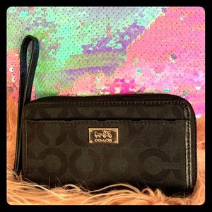 🖤 Black monogram Coach wristlet wallet. 🖤